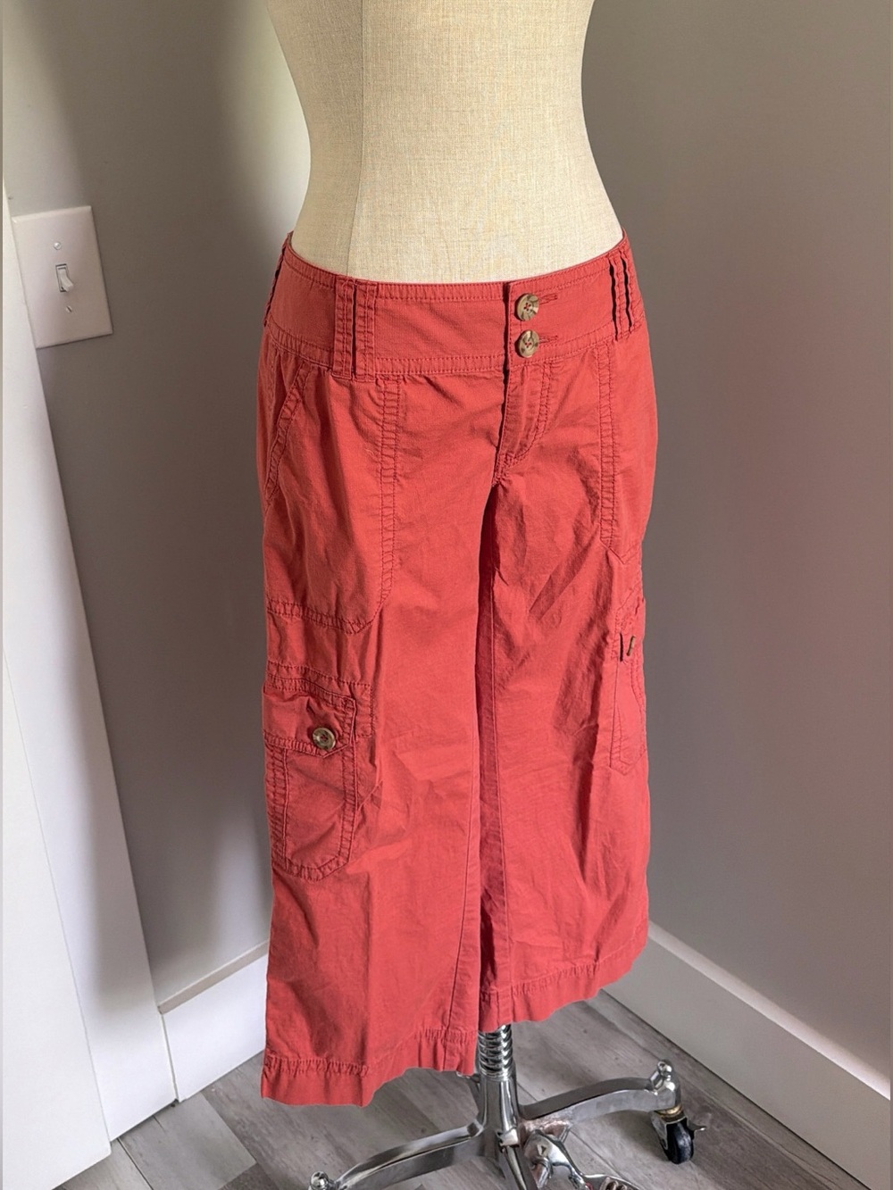 2000s Low Rise CAbi Women’s Orange Solid Canvas Cargo Capri Pants Size 2